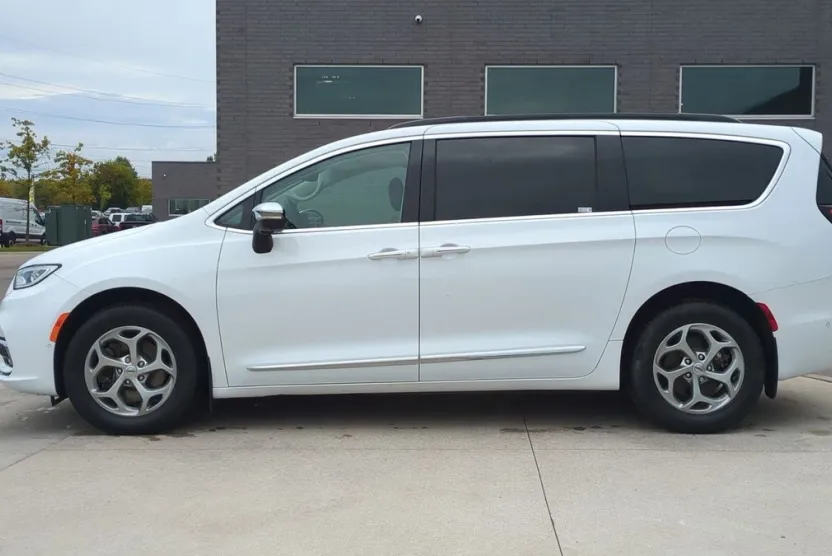 2023 Chrysler Pacifica Limited photo 1