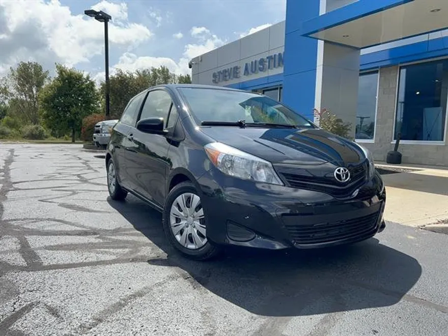2013 Toyota Yaris L photo 1