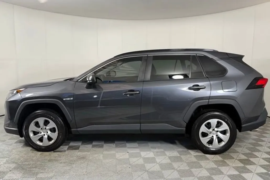 2020 Toyota RAV4 LE photo 1