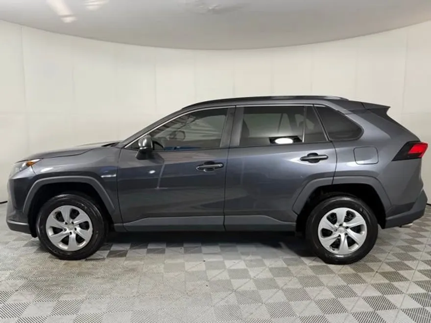 2020 Toyota RAV4 LE photo 1