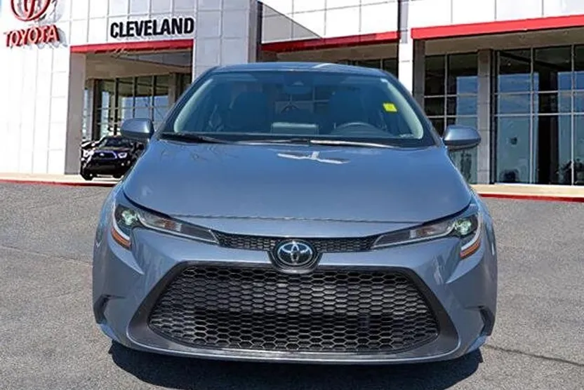 2021 Toyota Corolla LE photo 1