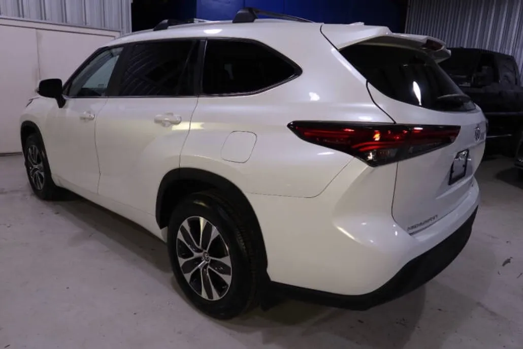 2023 Toyota Highlander XLE photo 1