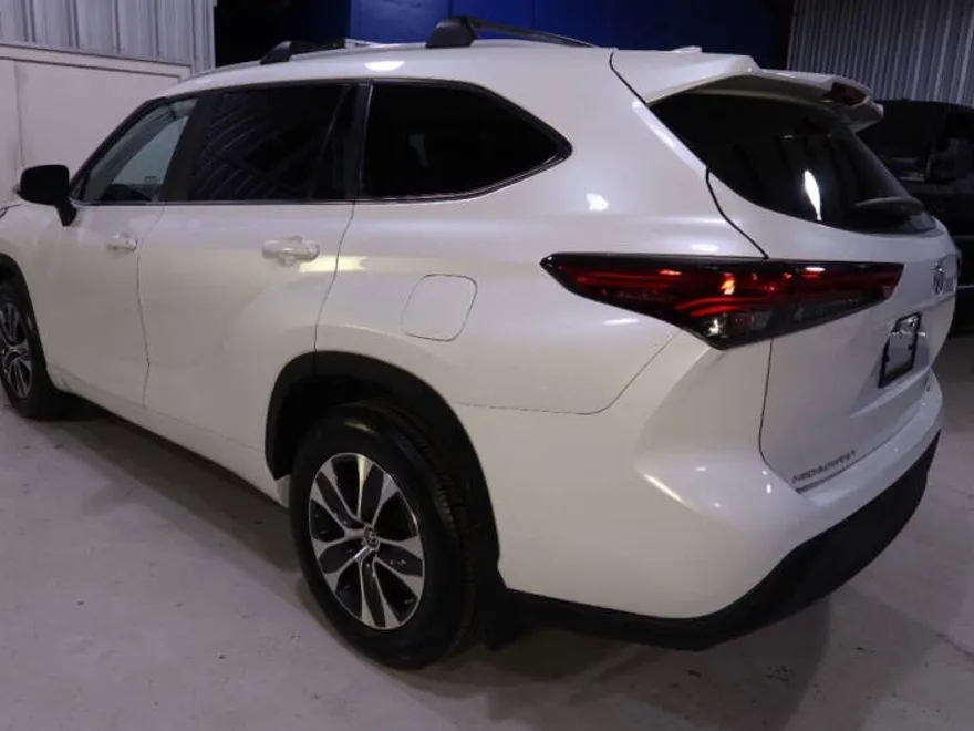 2023 Toyota Highlander XLE photo 1