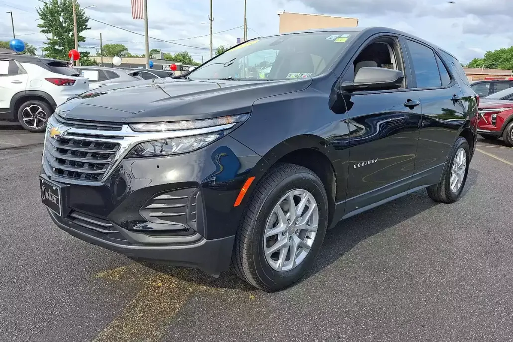 2023 Chevrolet Equinox LS photo 1