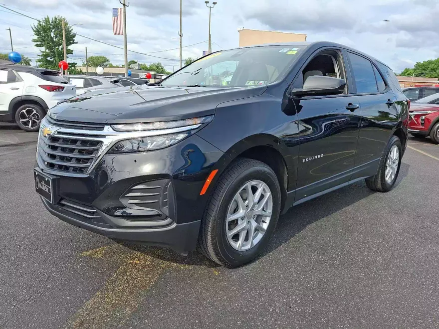 2023 Chevrolet Equinox LS photo 1