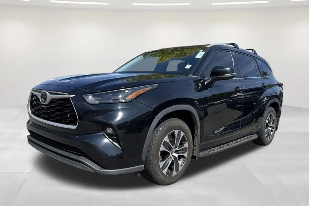 2022 Toyota Highlander XLE photo 1