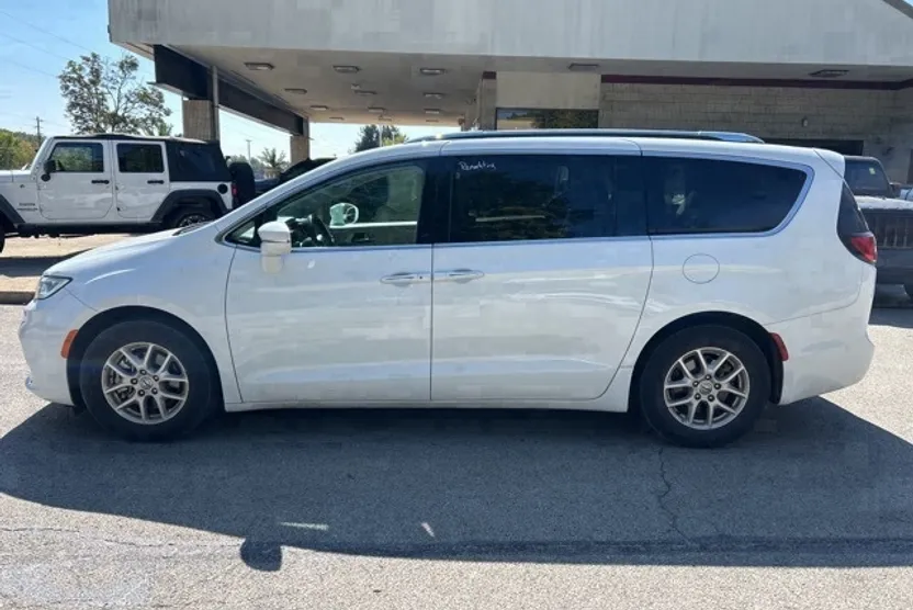 2021 Chrysler Pacifica Touring L photo 1