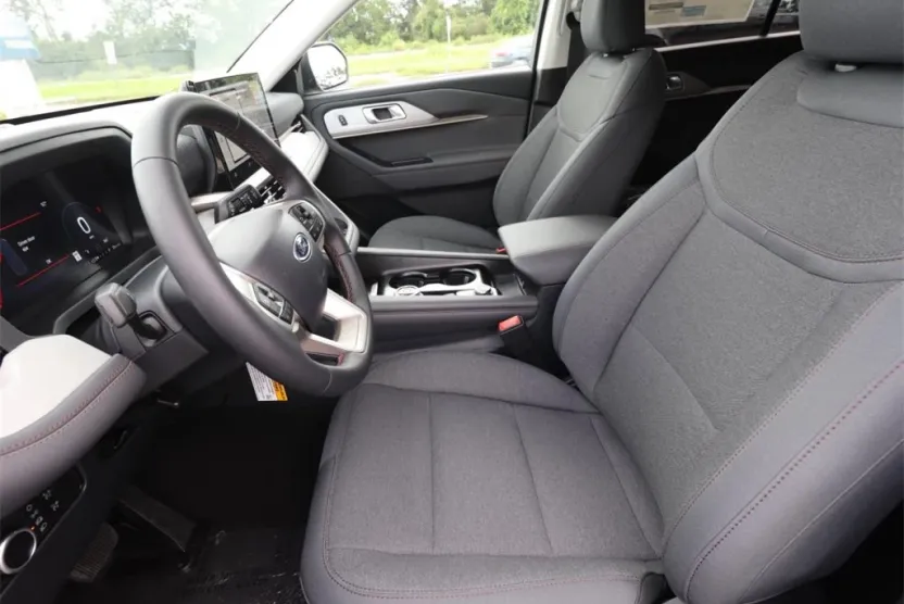 2025 Ford Explorer photo 1