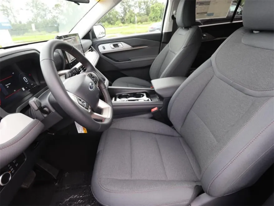 2025 Ford Explorer photo 1