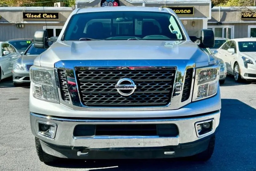 2017 Nissan Titan King Cab SV photo 1