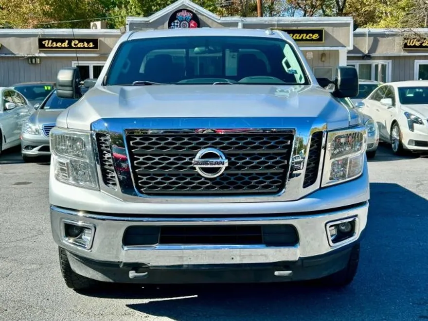 2017 Nissan Titan King Cab SV photo 1