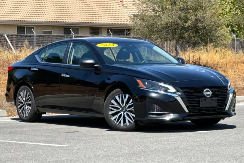2024 Nissan Altima 2.5 SV photo 1