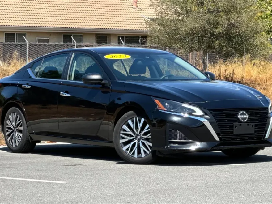 2024 Nissan Altima 2.5 SV photo 1