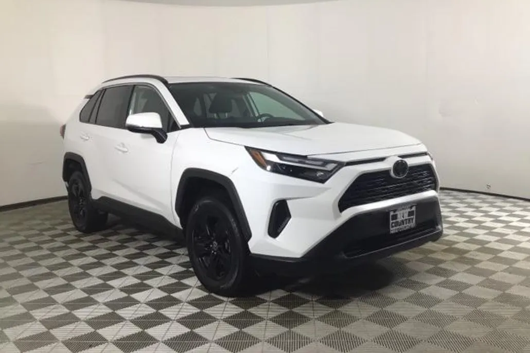 2022 Toyota RAV4 XLE photo 1