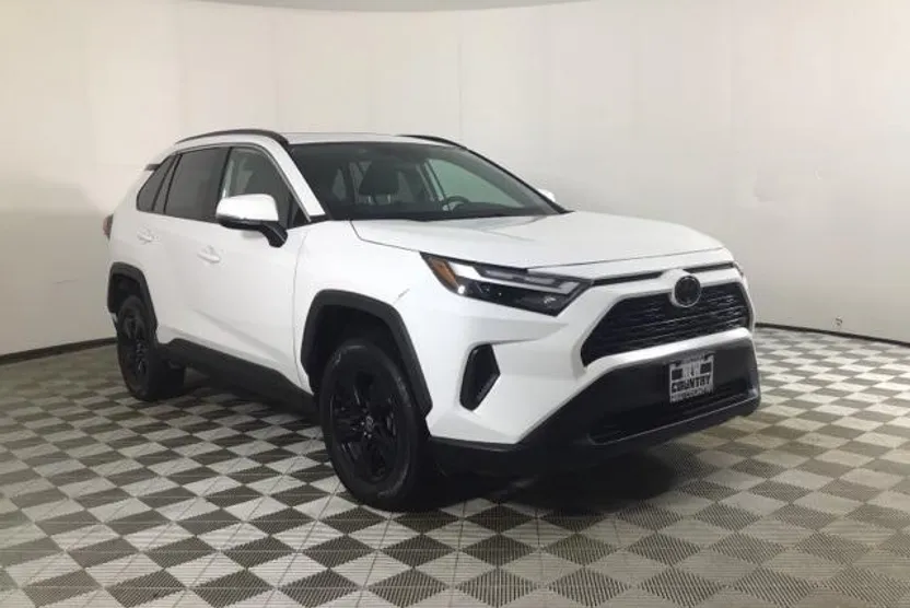 2022 Toyota RAV4 XLE photo 1