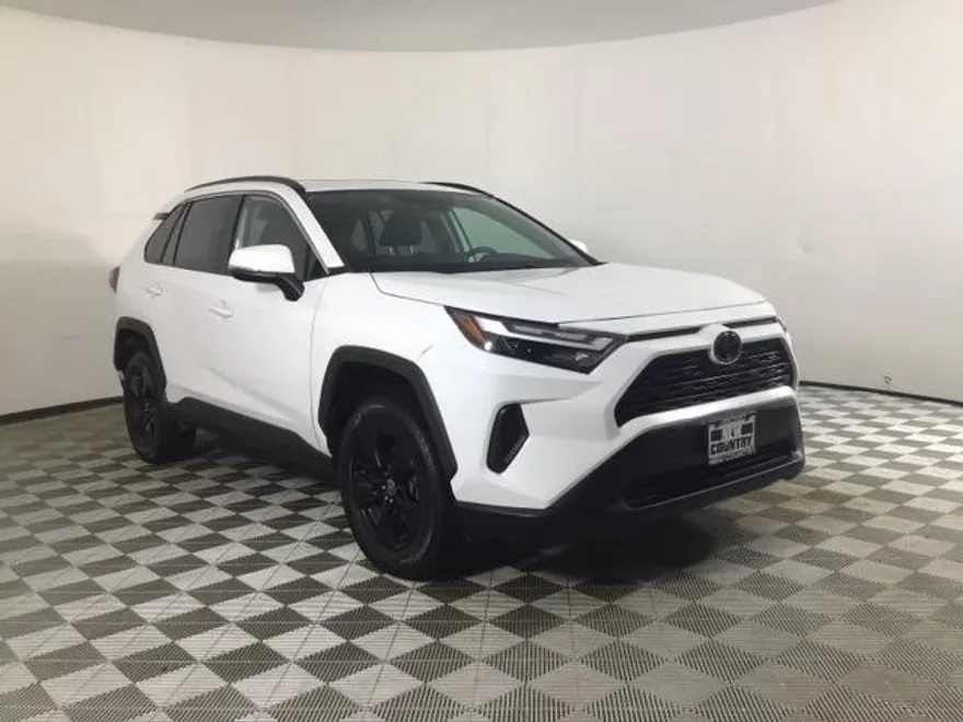 2022 Toyota RAV4 XLE photo 1