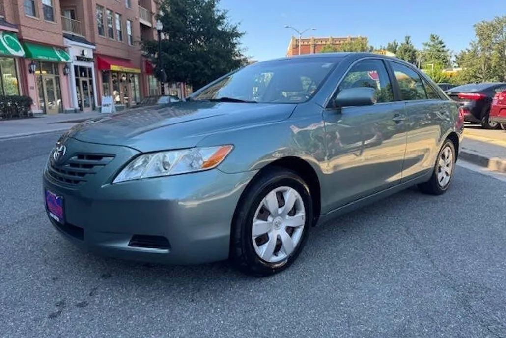 2009 Toyota Camry LE photo 1