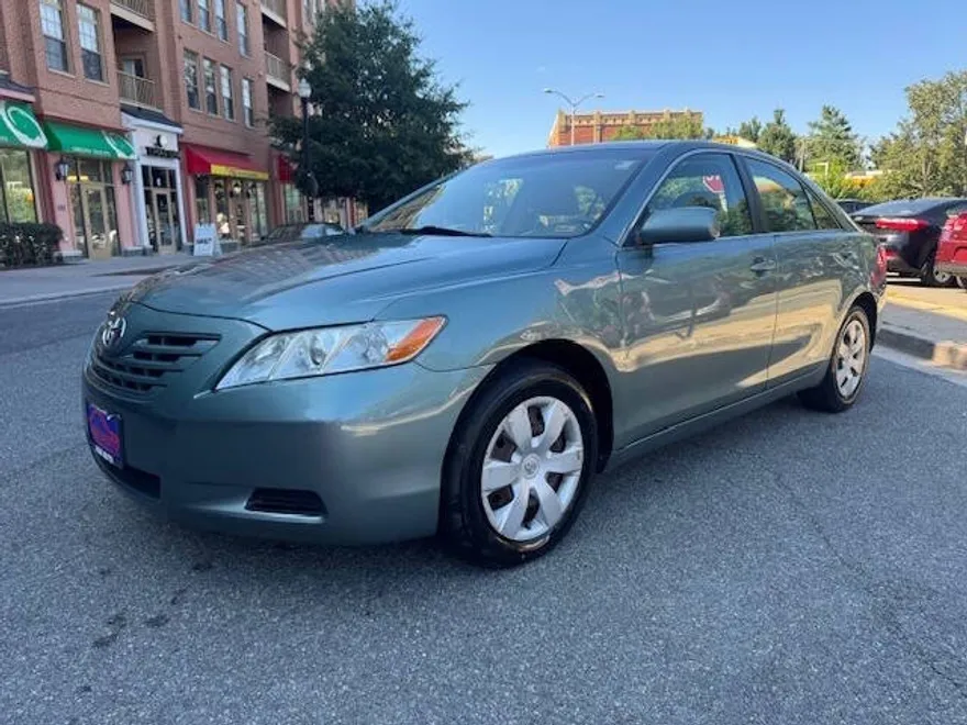 2009 Toyota Camry LE photo 1
