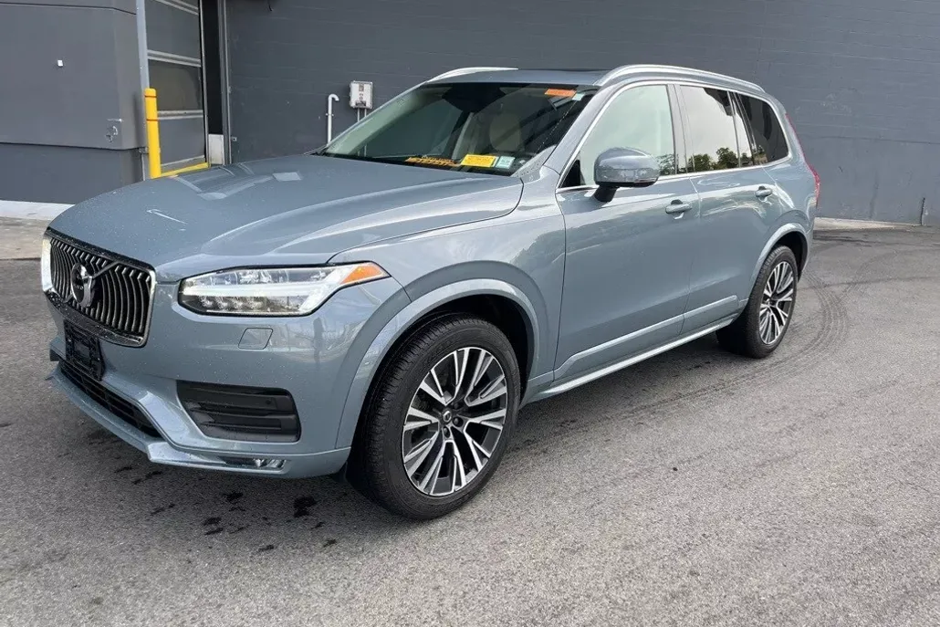 2022 Volvo XC90 T6 AWD Momentum photo 1