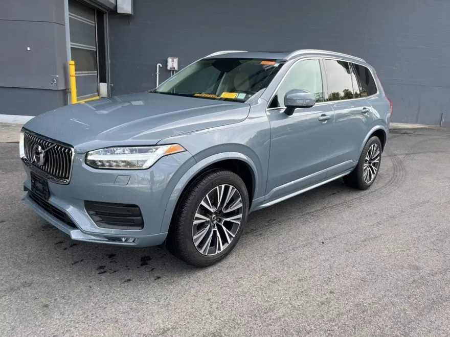 2022 Volvo XC90 T6 AWD Momentum photo 1