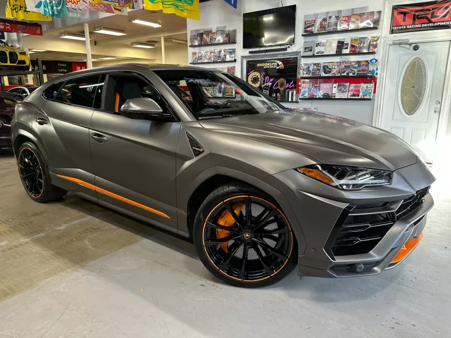 2022 Lamborghini Urus Base photo 1