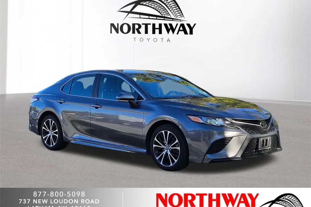 2020 Toyota Camry SE photo 1
