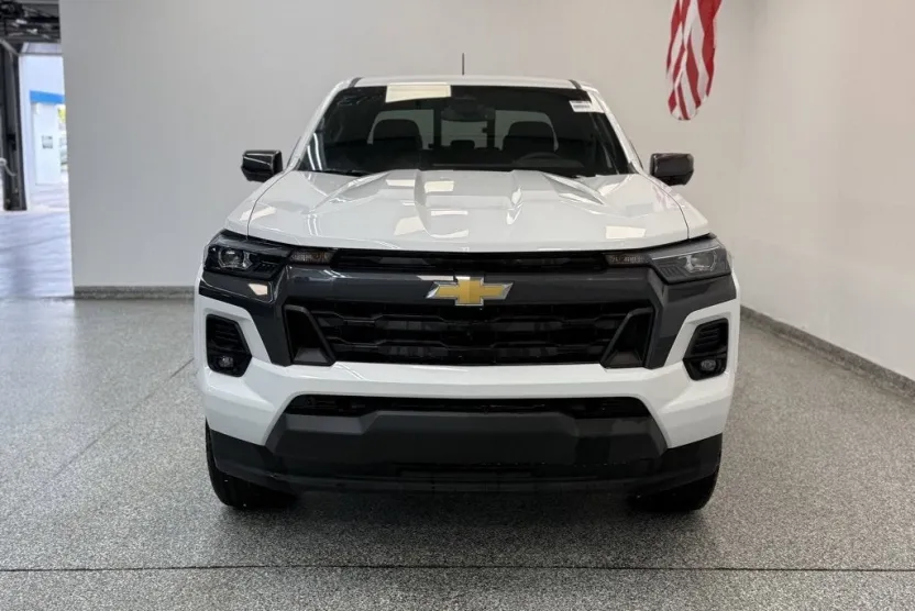 2025 Chevrolet Colorado Work Truck LT photo 1