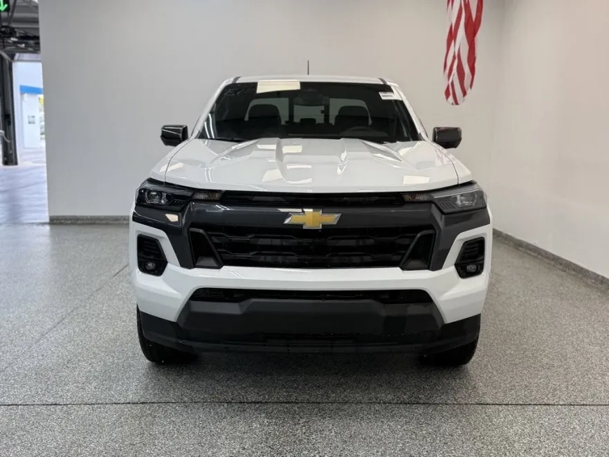 2025 Chevrolet Colorado Work Truck LT photo 1