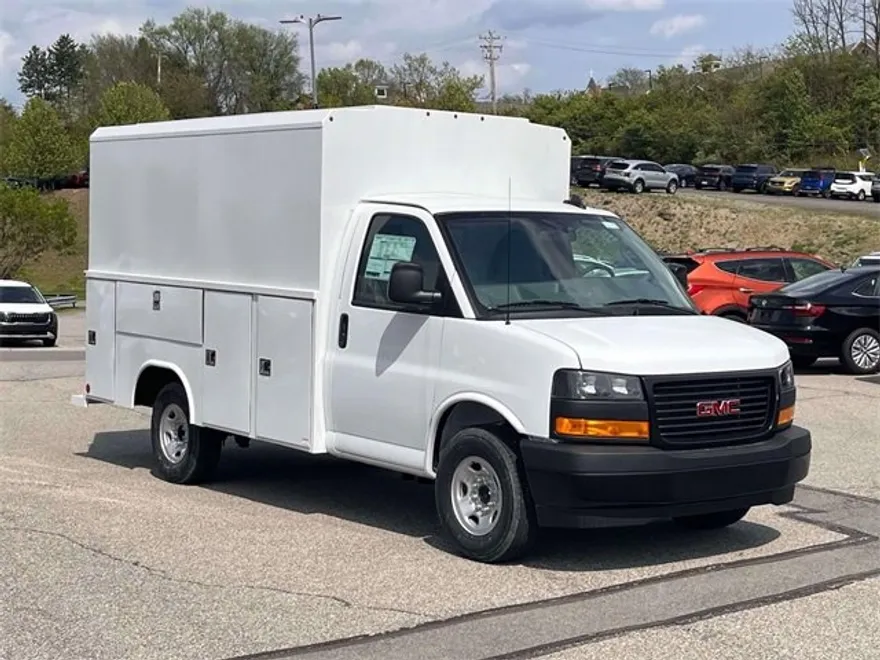 2025 Gmc Savana Cutaway 3500 photo 1