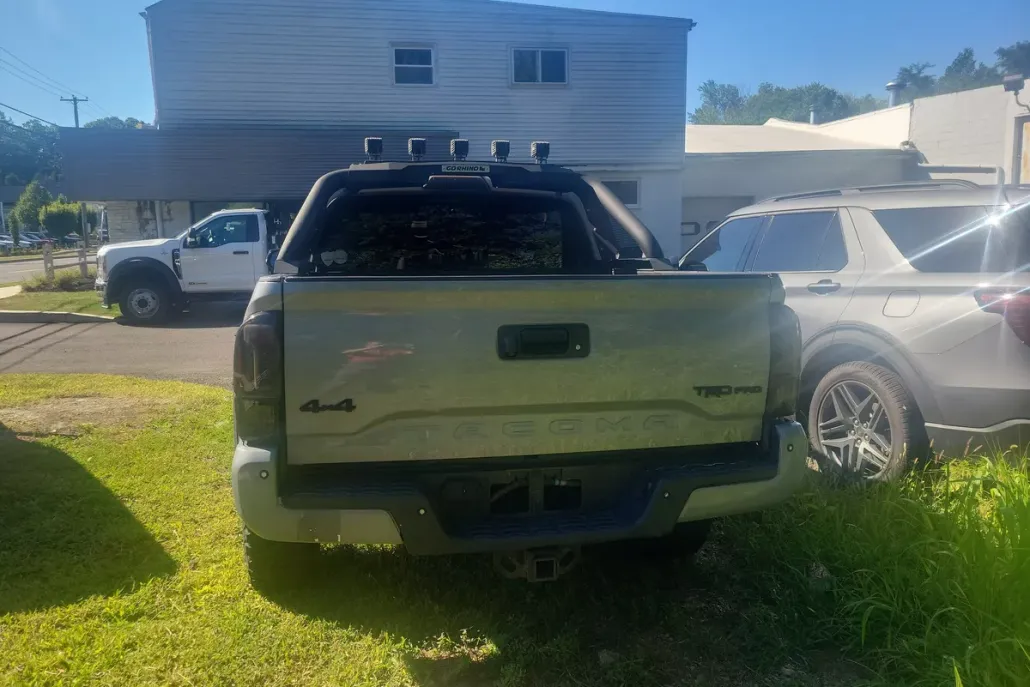2017 Toyota Tacoma Pro photo 1