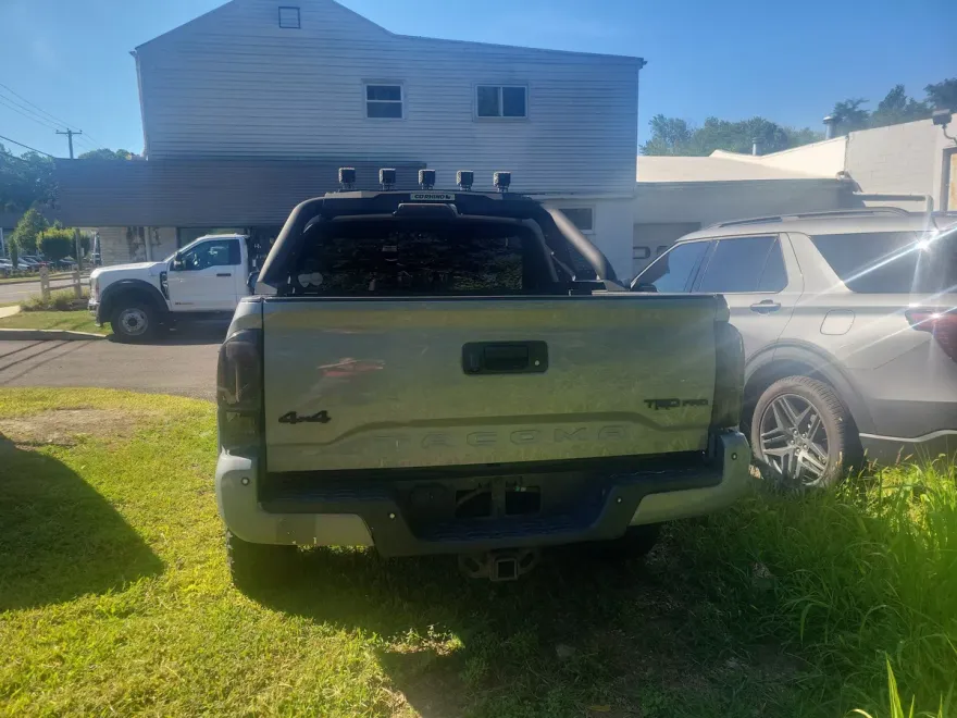 2017 Toyota Tacoma Pro photo 1