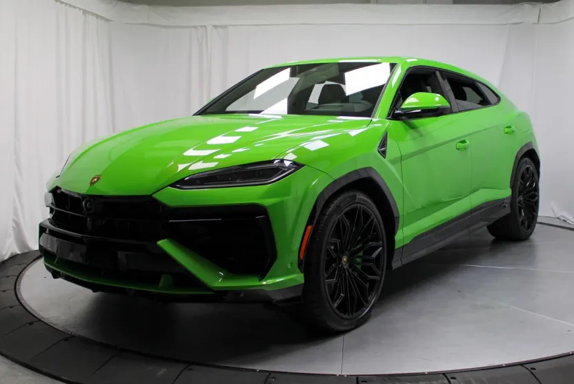 2025 Lamborghini Urus SE photo 1