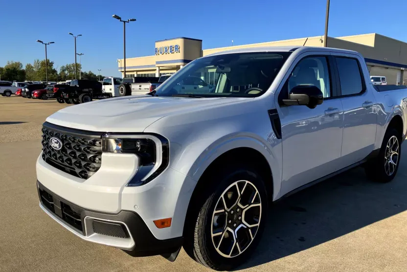 2025 Ford Maverick Lariat photo 1