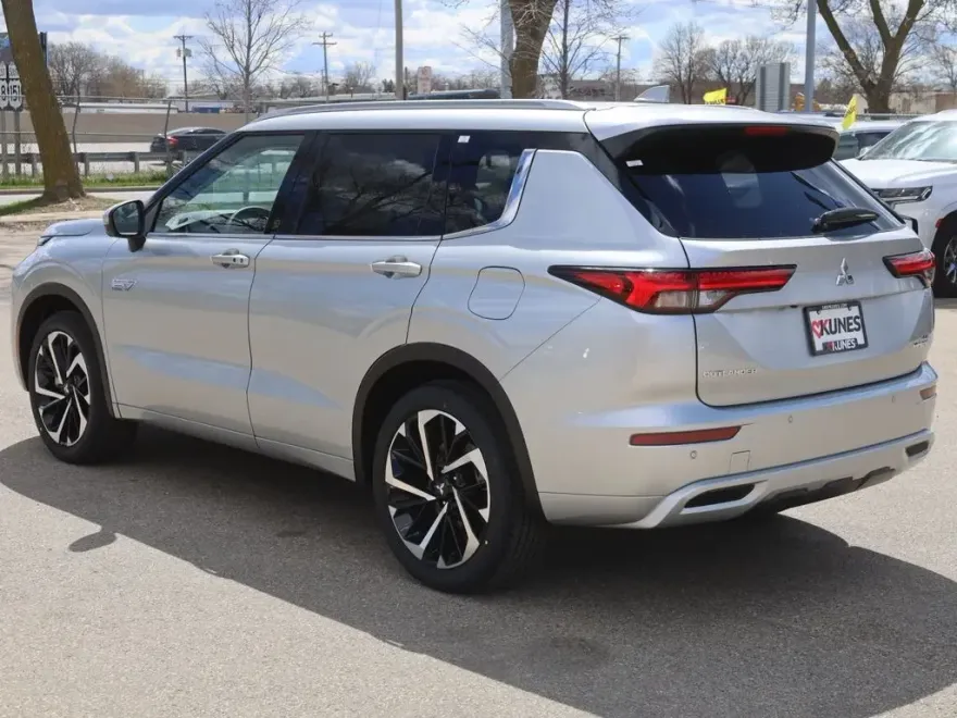 2025 Mitsubishi Outlander PHEV SE photo 6