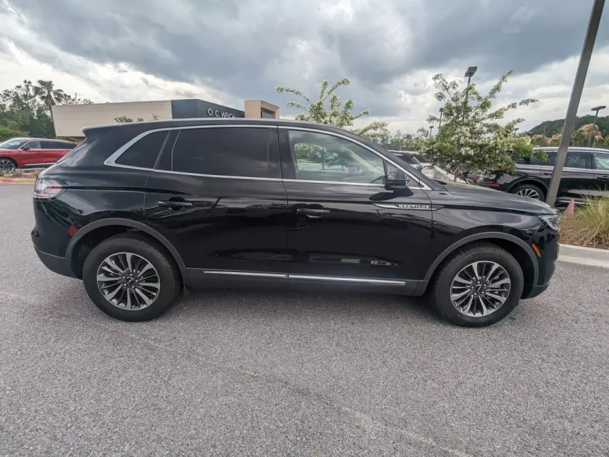 2023 Lincoln Nautilus Standard photo 1