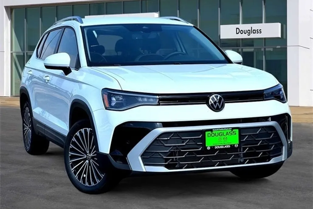 2025 Volkswagen Taos SE photo 1
