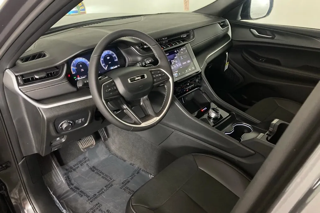 2025 Jeep Grand Cherokee Laredo photo 1
