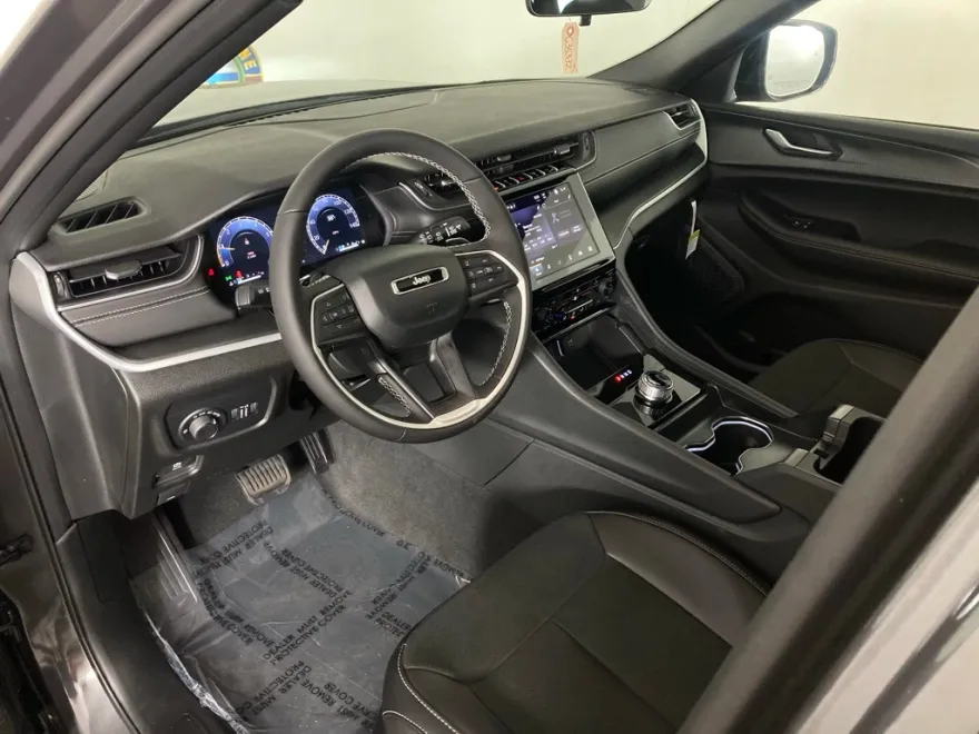 2025 Jeep Grand Cherokee Laredo photo 1