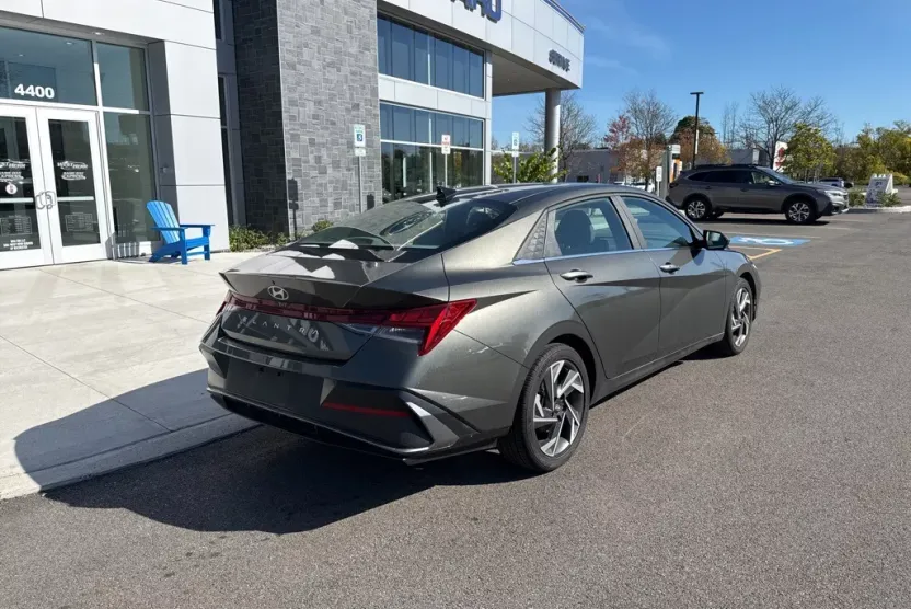 2024 Hyundai Elantra SEL Convenience photo 1