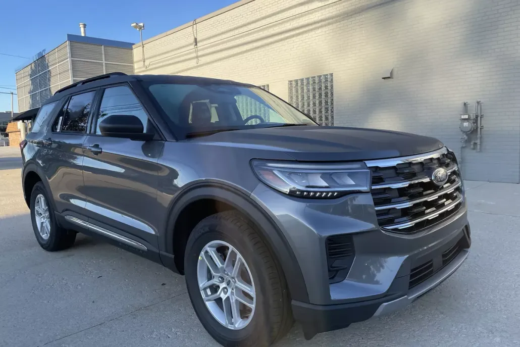 2025 Ford Explorer photo 1