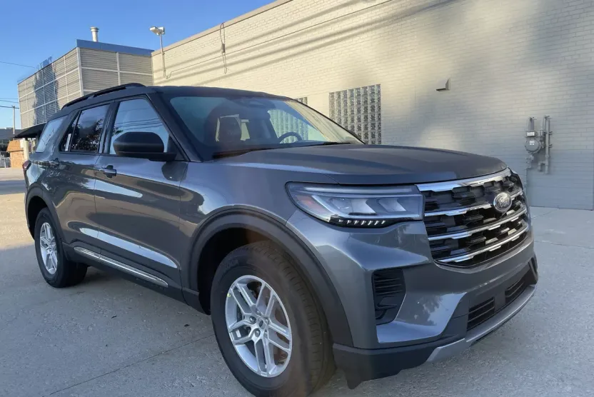 2025 Ford Explorer photo 1