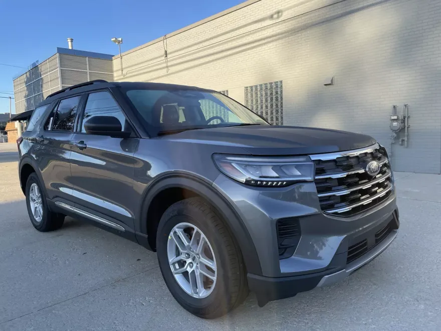 2025 Ford Explorer photo 1