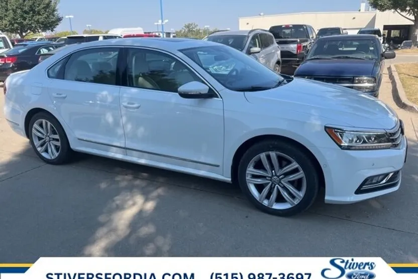 2017 Volkswagen Passat SEL Premium photo 1