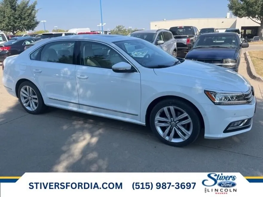2017 Volkswagen Passat SEL Premium photo 1