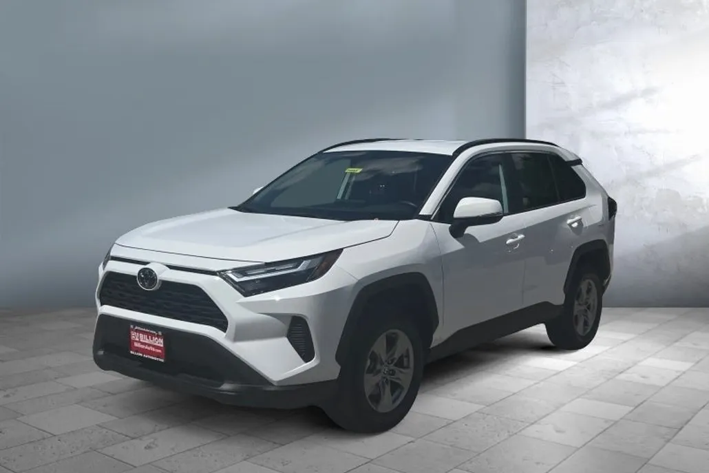 2024 Toyota RAV4 XLE photo 1