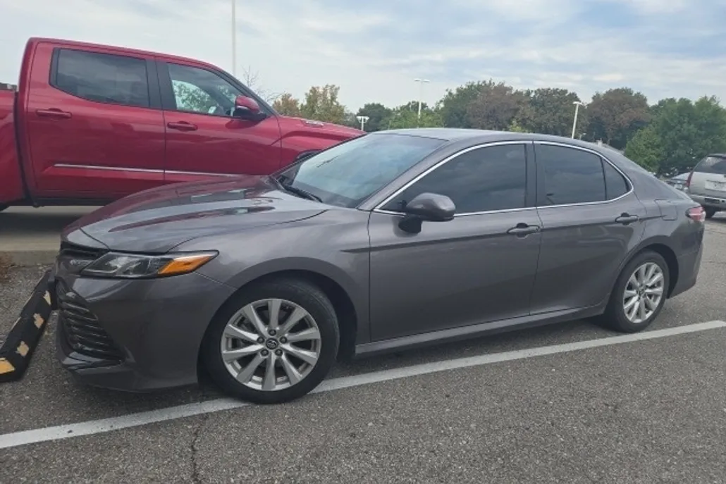 2018 Toyota Camry LE photo 1
