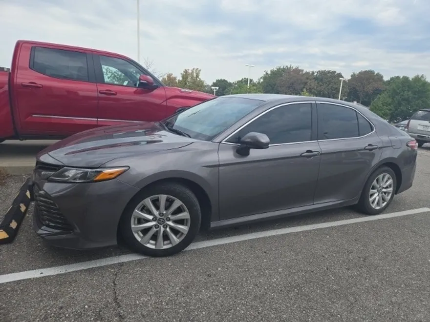 2018 Toyota Camry LE photo 1