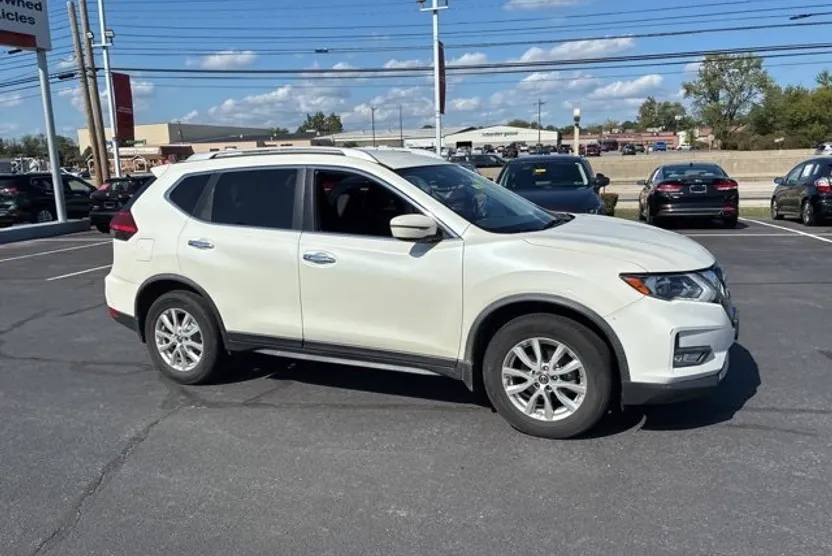 2017 Nissan Rogue AWD SV photo 1