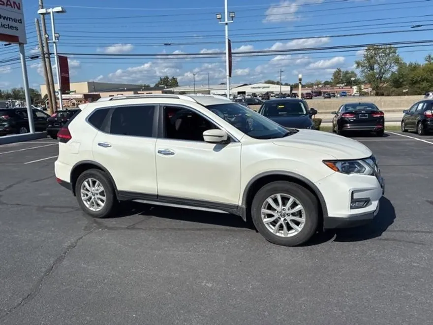 2017 Nissan Rogue AWD SV photo 1