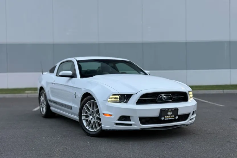 2014 Ford Mustang V6 Premium photo 1